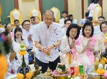เต็มไปด้วยความอบอุ่น ความศรัทธา
และคุณค่าทางภูมิปัญญาไทย
คณาจารย์และนักศึกษาได้ร่วมกันประกอบพิธีไหว้ครู
เพื่อแสดงความกตัญญูกตเวทีต่อครูบาอาจารย์
ผู้ถ่ายทอดองค์ความรู้ด้านการแพทย์แผนไทย
อันเป็นศาสตร์แห่งการดูแลสุขภาพที่สืบทอดมายาวนาน